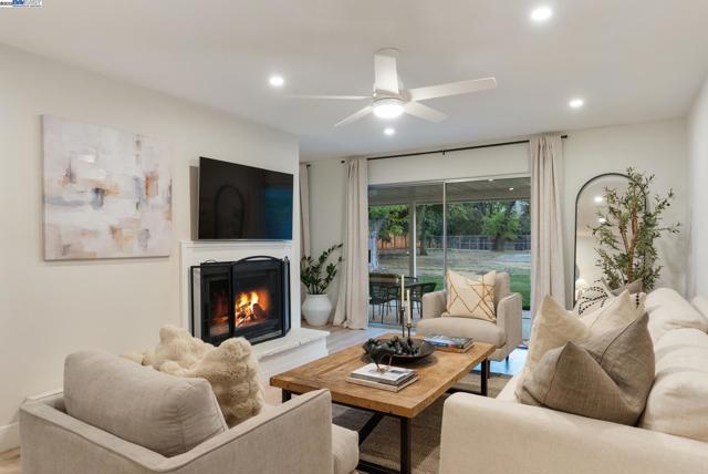 2129 Youngs Ct, Walnut Creek CA: https://media.crmls.org/mediaz/288d0a43-376e-455b-8e84-86367d54e550.jpg