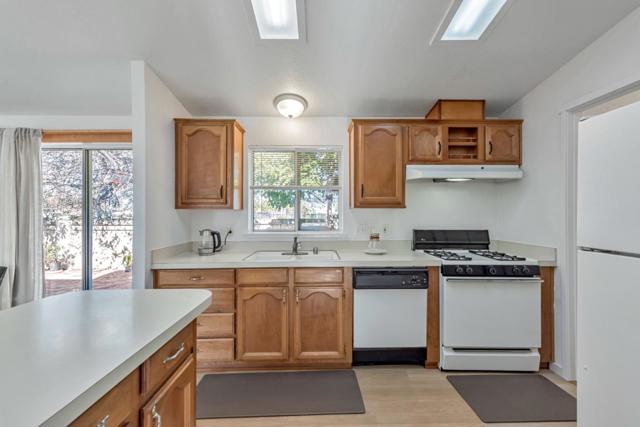 27950 Lancelot Court, Hayward CA: https://media.crmls.org/mediaz/288eab5f-ec14-4d64-9718-94360936dea7.jpg