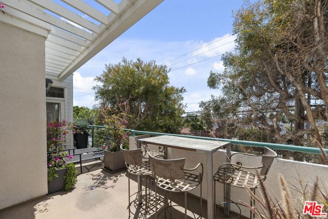 2115 3rd Street, Santa Monica CA: https://media.crmls.org/mediaz/288f7719-1fce-4706-ba33-7ce5e262ca9d.jpg