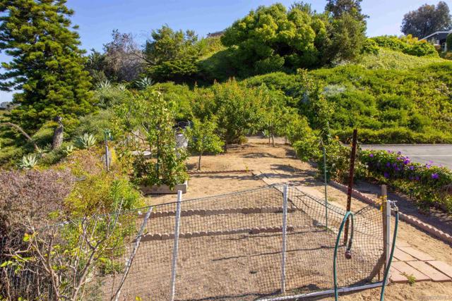 444 N El Camino Real, Encinitas CA: https://media.crmls.org/mediaz/288fe3b0-b858-40a5-9586-309503fbfd32.jpg