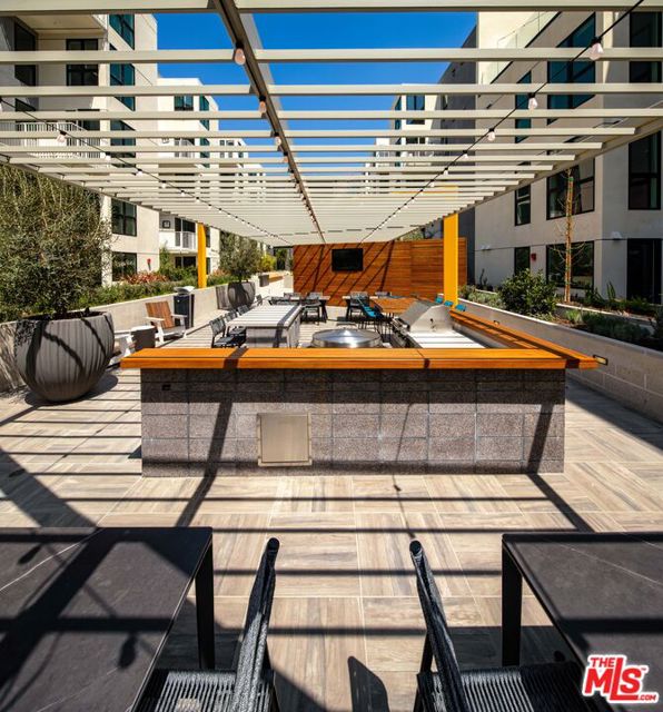 1101 N Main Street, Los Angeles CA: https://media.crmls.org/mediaz/2890341a-1a0b-4dca-9a7f-c937e02962a9.jpg