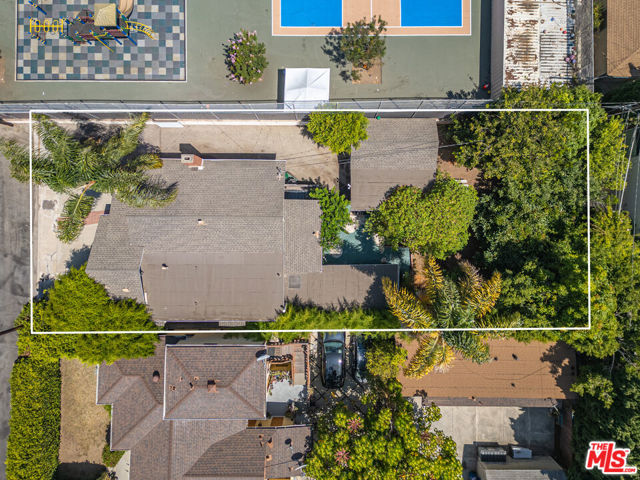946 Hilldale Avenue, West Hollywood CA: https://media.crmls.org/mediaz/2890a314-b41e-4a49-bfa9-3dc5afd9a564.jpg