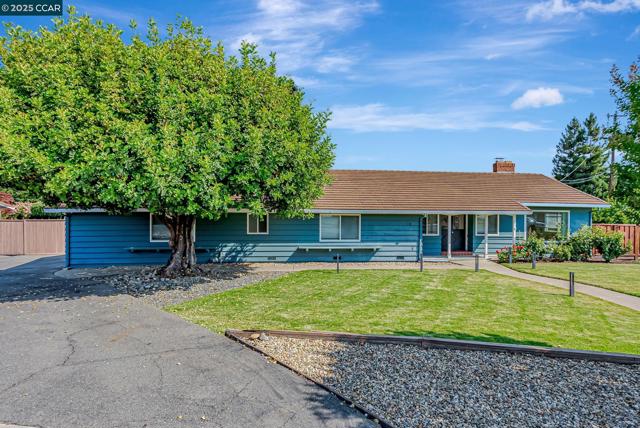 5891 Caulfield Dr, Clayton CA: https://media.crmls.org/mediaz/2891b965-c879-44d1-b5e2-61f0d00c3898.jpg