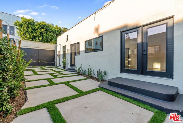 7957 Fountain Avenue, West Hollywood CA: https://media.crmls.org/mediaz/2891c071-34f6-49fa-9374-a2ba9b9714a2.jpg