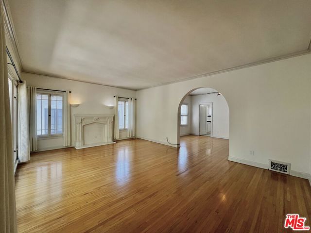 143 N Sycamore Avenue, Los Angeles CA: https://media.crmls.org/mediaz/2893918a-5ec6-4674-9b44-4b344d6c29fb.jpg
