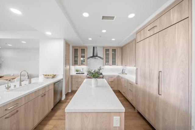 141 Orange Ave, Coronado CA: https://media.crmls.org/mediaz/2893a56d-f715-4dc5-ae71-b97f26b2f8ee.jpg