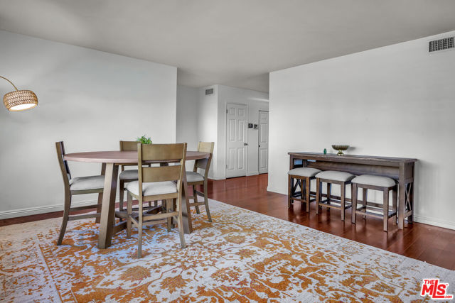 2925 Dona Susana Drive, Studio City CA: https://media.crmls.org/mediaz/28941e54-96ed-4596-ac95-b656a8cad3bf.jpg