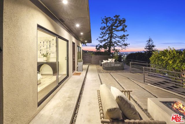 3838 Buena Park Drive, Studio City CA: https://media.crmls.org/mediaz/289512bf-83ea-42f6-98dc-fd778ea051ca.jpg