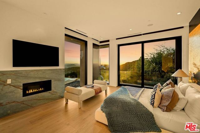 455 Castle Place, Beverly Hills CA: https://media.crmls.org/mediaz/28952efa-58c7-49d4-ae93-f5c64c82777e.jpg