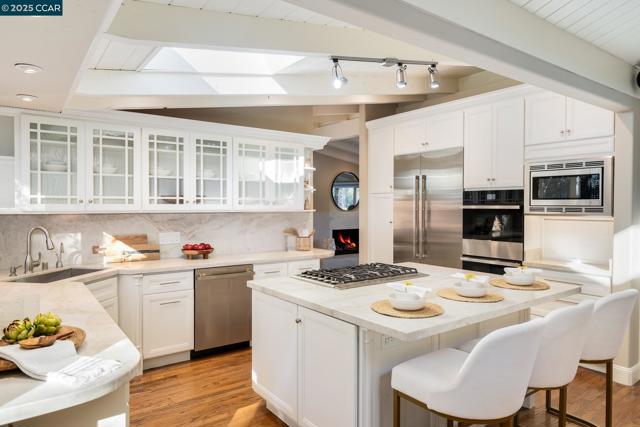 9 Saint Andrews Pl, Alamo CA: https://media.crmls.org/mediaz/2895efed-b33c-499e-9dd4-87874200d7bc.jpg