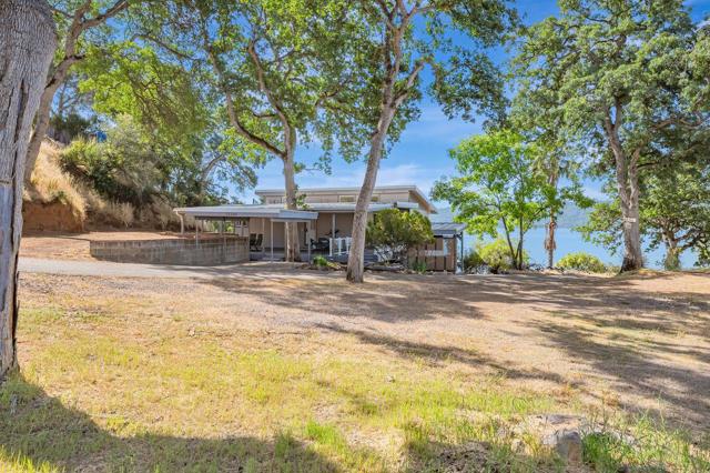 12340 Lakeshore Drive, Clearlake CA: https://media.crmls.org/mediaz/28960bcb-9368-43a8-b563-0b04e74d5a79.jpg