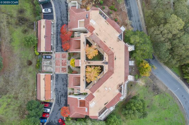 3535 Terra Granada Dr, Walnut Creek CA: https://media.crmls.org/mediaz/289667c6-30de-435f-9d35-f945350fd3c9.jpg