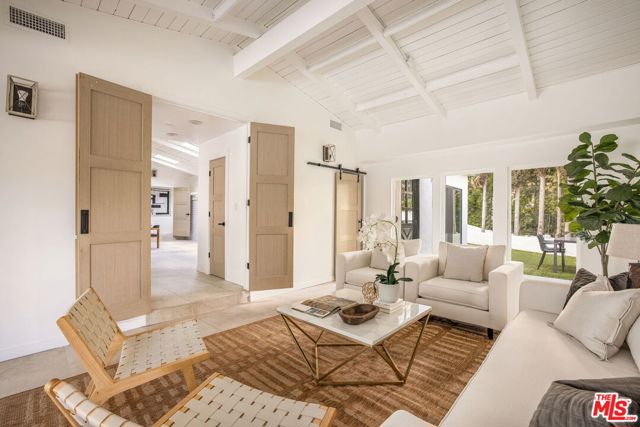 16733 Oak View Drive, Encino CA: https://media.crmls.org/mediaz/2896dfb2-0938-47ff-acd5-02eedbcdaff3.jpg