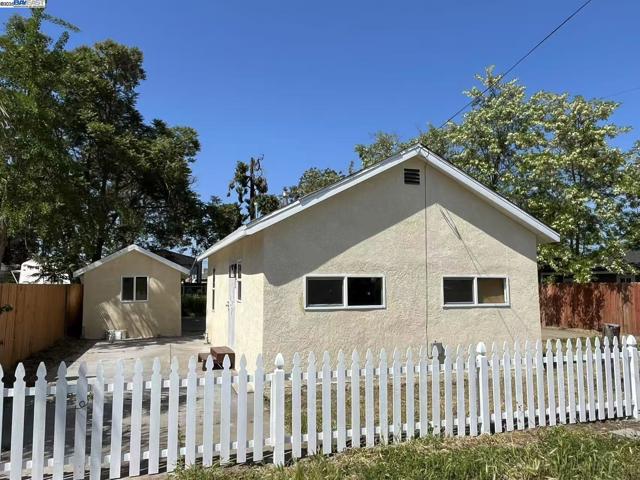 2441 John St, Stockton CA: https://media.crmls.org/mediaz/28978d08-60df-493a-9b6a-027f8537fafd.jpg