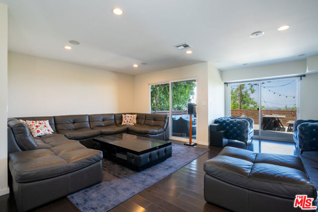 3865 Buena Park Drive, Studio City CA: https://media.crmls.org/mediaz/2897e753-2a16-44fc-a3af-fb2bd155f5c7.jpg