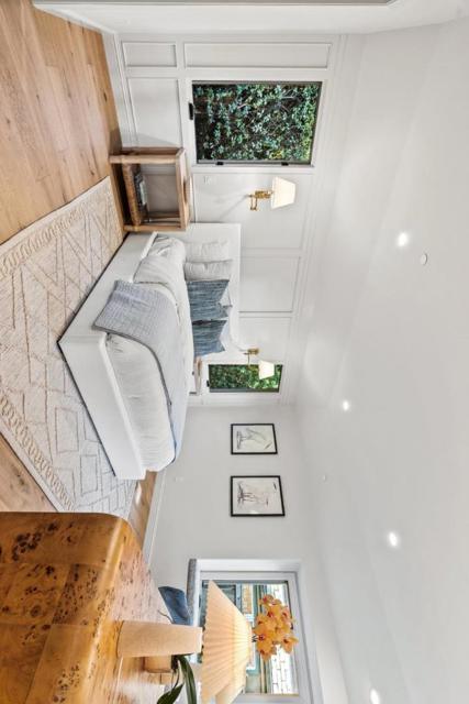 2 SE San Antonio Avenue, Carmel CA: https://media.crmls.org/mediaz/2898e395-2dc8-4311-85e7-526bccbeac27.jpg