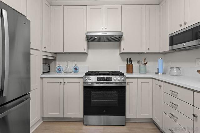 311 B Ave, Coronado CA: https://media.crmls.org/mediaz/28992554-1934-459b-a182-5eb58eecf205.jpg