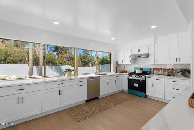 Detail Gallery Image 10 of 35 For 3955 Blackwood St, Thousand Oaks,  CA 91320 - 5 Beds | 3/1 Baths