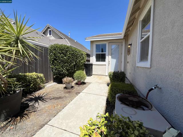 1870 Zurlo Way, Sacramento CA: https://media.crmls.org/mediaz/289af007-c941-4f3d-95cc-0c50da14d959.jpg