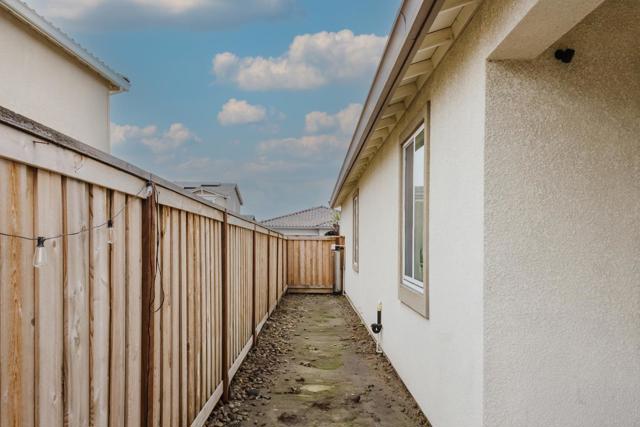 554 Pleasant Drive, Lathrop CA: https://media.crmls.org/mediaz/289b0b78-31ed-47cb-90fd-3a8655074abb.jpg