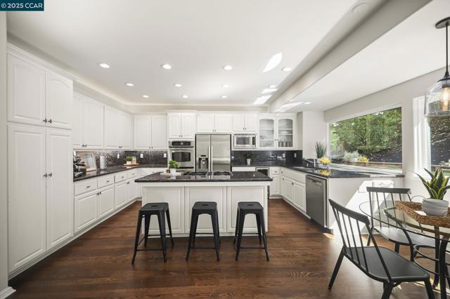 47 Kentfield Ct, Alamo CA: https://media.crmls.org/mediaz/289cabce-ce87-49b6-bc2e-5913ba8cbbf3.jpg