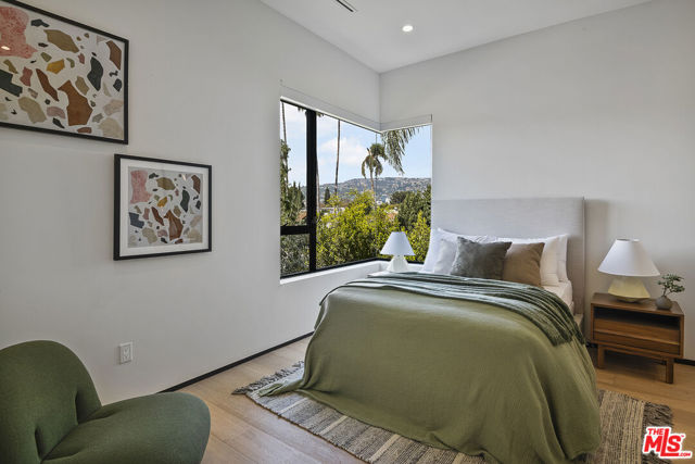 428 N La Jolla Avenue, Los Angeles CA: https://media.crmls.org/mediaz/289dc286-4d5b-4e4b-9c32-f58be9ea0ea9.jpg