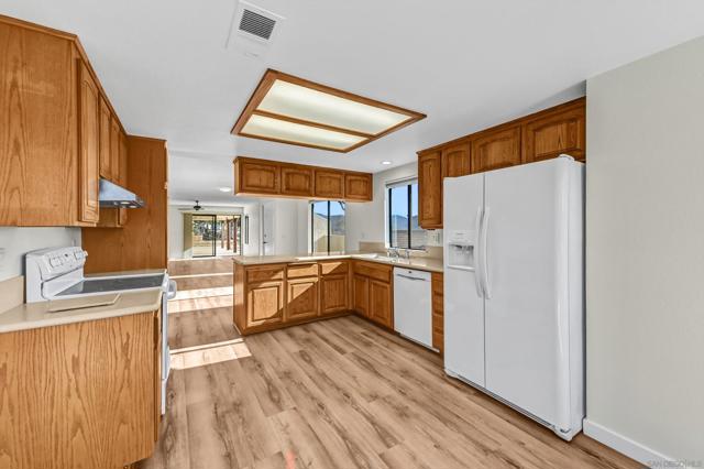 1412 Timber Gln, Escondido CA: https://media.crmls.org/mediaz/289e1f9b-fd72-4d2d-847d-aa687586a9da.jpg