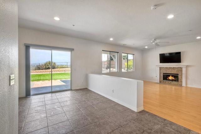 5478 Alexandrine Court, Oceanside CA: https://media.crmls.org/mediaz/289e8f34-7190-402b-be32-23b01dd10c90.jpg