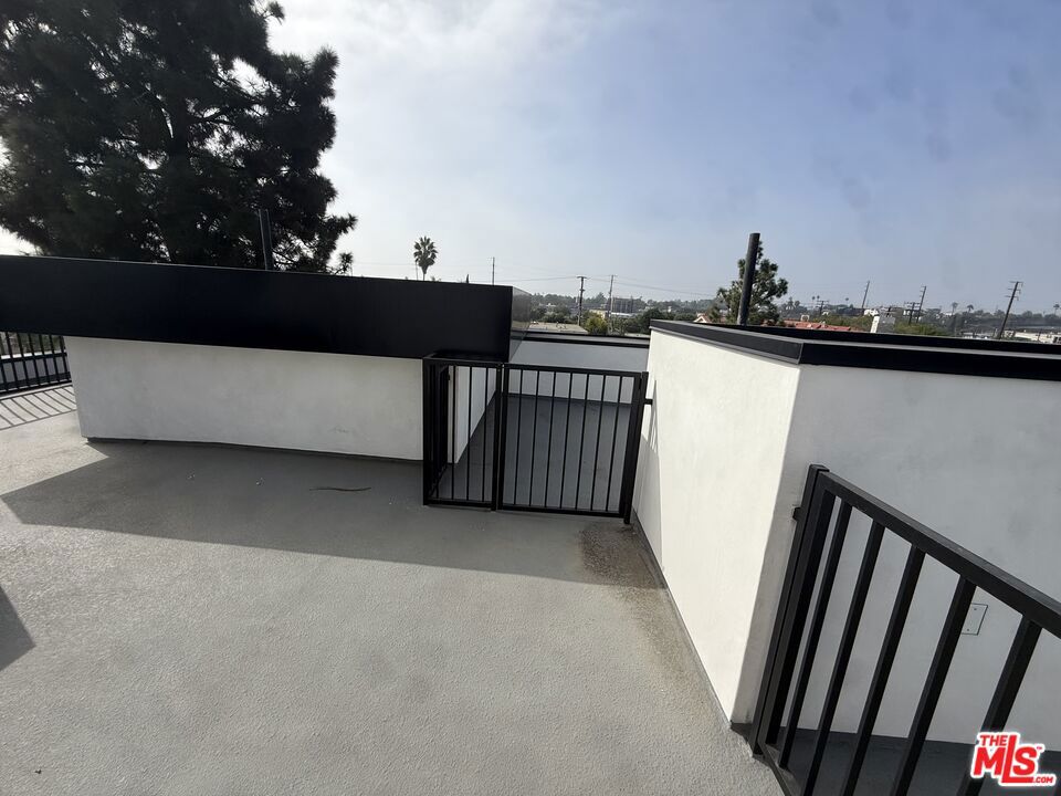 https://media.crmls.org/mediaz/289ec54e-a5b6-4a83-be18-1a507d73273a.jpg?preset=X-Large