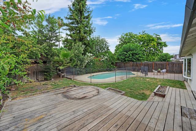 5041 Golden Rd, Pleasanton CA: https://media.crmls.org/mediaz/289f061a-b667-426c-bae6-98b5464ce076.jpg