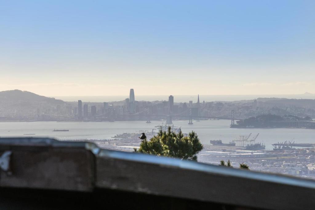 https://media.crmls.org/mediaz/289f1dc7-3123-487e-92fd-89f500581444.jpg?preset=X-Large