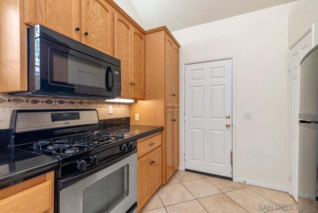13222 Whitewater Dr, Poway CA: https://media.crmls.org/mediaz/289f2b22-0b37-45d4-a19b-2ab4f832b014.jpg