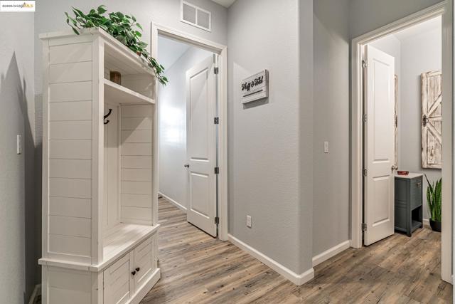 226 Wynn St, Oakley CA: https://media.crmls.org/mediaz/28a01722-2240-44c3-94d1-d935a74ee15f.jpg