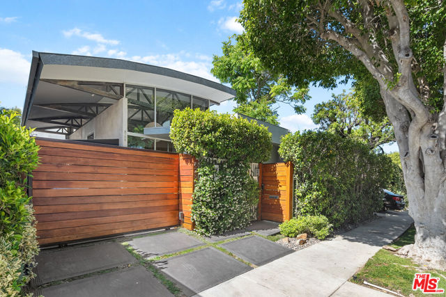 8735 Dorrington Avenue, West Hollywood CA: https://media.crmls.org/mediaz/28a0301a-7759-48ed-b1c7-cebc19d6f644.jpg
