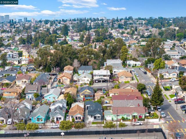 2133 39Th Ave, Oakland CA: https://media.crmls.org/mediaz/28a072fd-1c10-4704-80f1-6f6b04a8a2f6.jpg