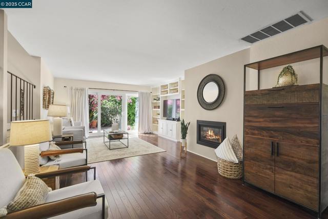 1020 Molad Ct, Concord CA: https://media.crmls.org/mediaz/28a1692f-dab3-43f3-ad98-96111ebe72f9.jpg
