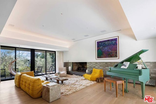 1933 Redcliff Street, Los Angeles CA: https://media.crmls.org/mediaz/28a19a1f-6d87-420c-9e81-40ce37c11a69.jpg