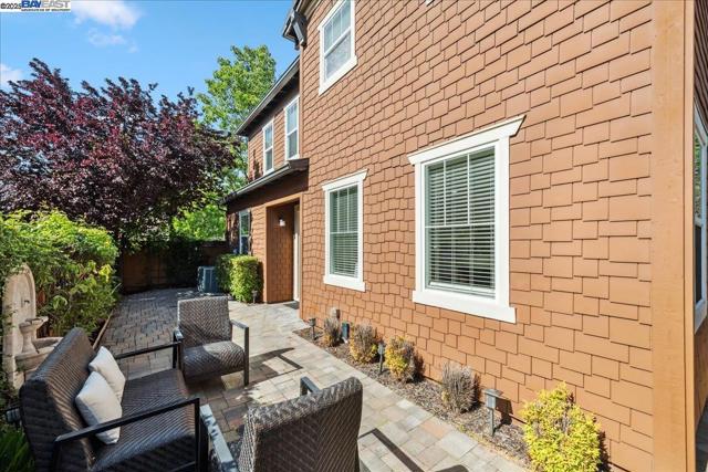 4875 Thorndike Ln, Dublin CA: https://media.crmls.org/mediaz/28a1ed39-b117-47b1-9f2c-da0bb5a81487.jpg