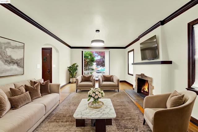 971 34Th St, Richmond CA: https://media.crmls.org/mediaz/28a22b1d-164c-48e4-8b58-6d1bc1281068.jpg