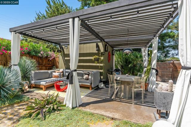 232 Clyde Dr, Walnut Creek CA: https://media.crmls.org/mediaz/28a26e97-9f4c-4495-98a1-8906a74da913.jpg