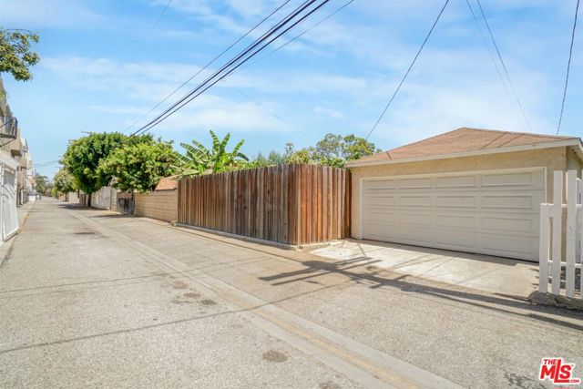 2577 Wellesley Avenue, Los Angeles CA: https://media.crmls.org/mediaz/28a2d1ae-4408-4eee-b9ff-ae41ed9fde3b.jpg
