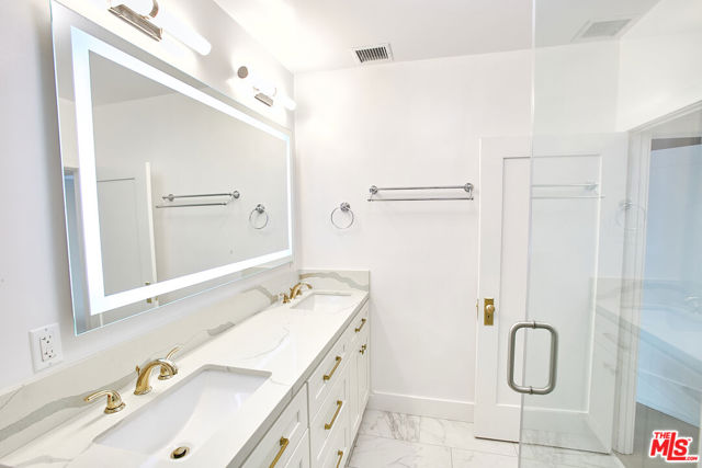 1040 N Crescent Heights Boulevard, Los Angeles CA: https://media.crmls.org/mediaz/28a32b03-a2db-43ed-b721-fc52a2effc16.jpg