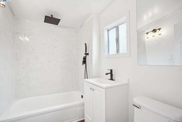 1130 61St Ave, Oakland CA: https://media.crmls.org/mediaz/28a429fc-485e-4742-96fc-ee0245b6d21a.jpg