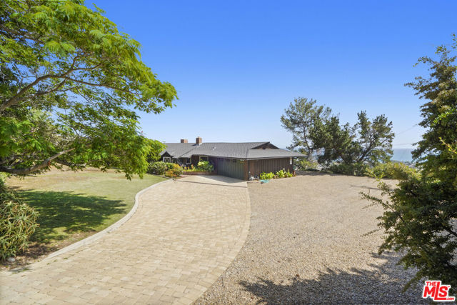 3217 Colony View Circle, Malibu CA: https://media.crmls.org/mediaz/28a451d3-493e-430e-a45b-02521f4530c5.jpg