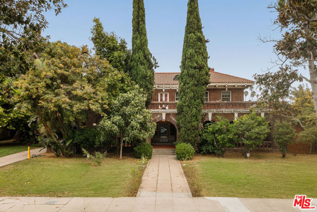1130 Westchester Place, Los Angeles CA: https://media.crmls.org/mediaz/28a4a959-4aa5-47ed-b547-78b92caa1dbf.jpg