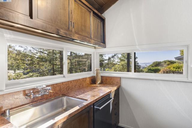 3 Abbott Way, Piedmont CA: https://media.crmls.org/mediaz/28a4e0d0-44b8-44ac-b3ea-75b30f475507.jpg