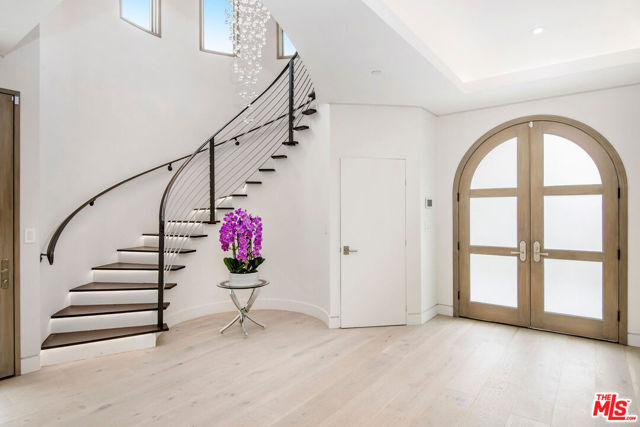 245 S La Peer Drive, Beverly Hills CA: https://media.crmls.org/mediaz/28a4e4b6-782e-4e05-a9f2-f3657e128e31.jpg