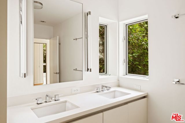 616 N Croft Avenue, West Hollywood CA: https://media.crmls.org/mediaz/28a52b30-b887-445f-8ea9-61c3ef789c5e.jpg