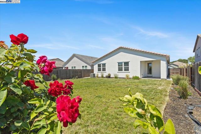946 Osprey Dr, Lathrop CA: https://media.crmls.org/mediaz/28a56c38-eba8-47ec-9602-4d77c2141e51.jpg