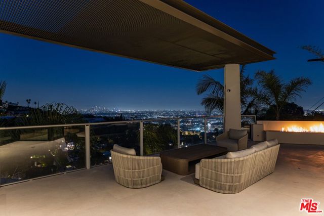 9405 Sierra Mar Place, Los Angeles CA: https://media.crmls.org/mediaz/28a5baef-c65f-4ef0-bdaf-9b441b39a4ba.jpg